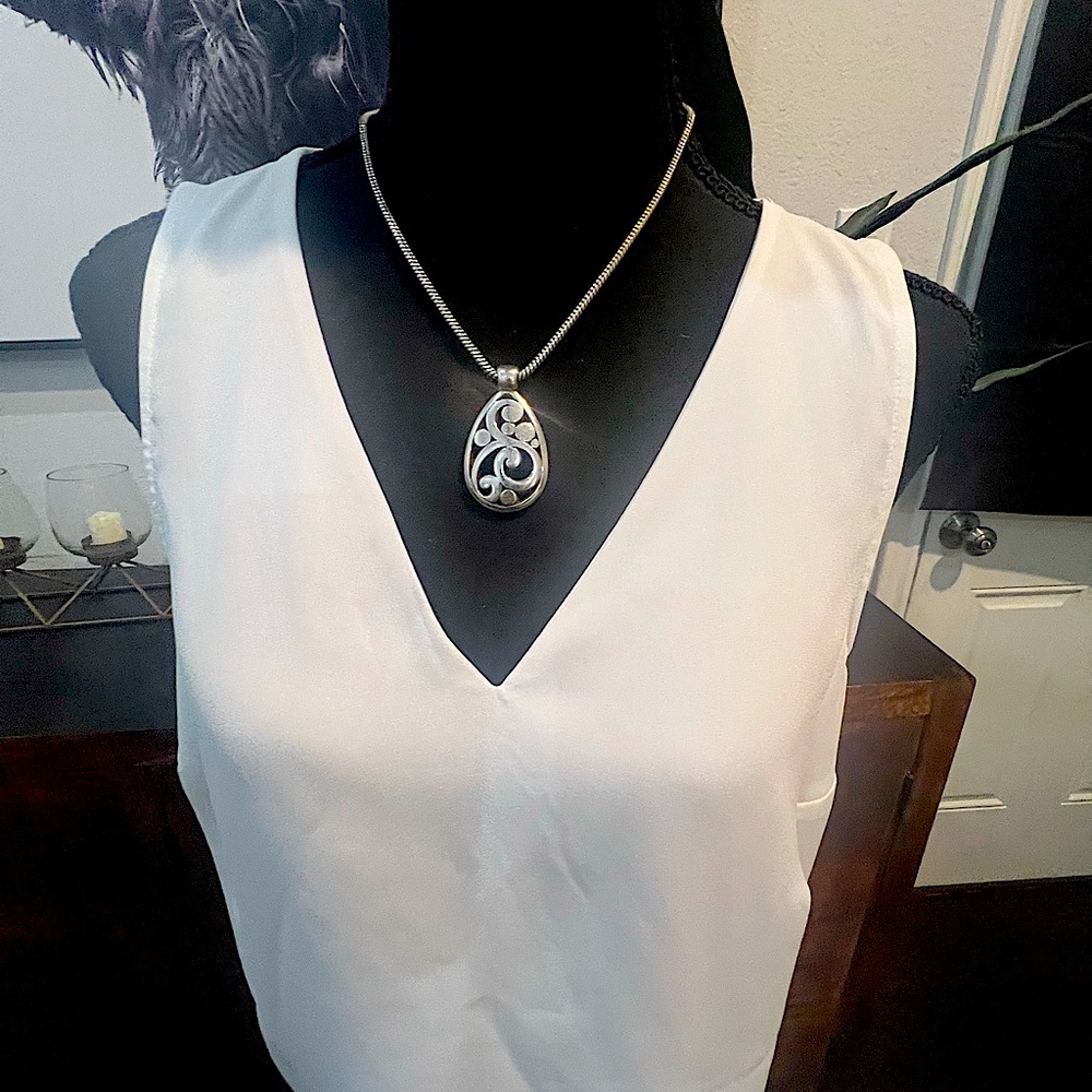 Sleeveless white v neck top
